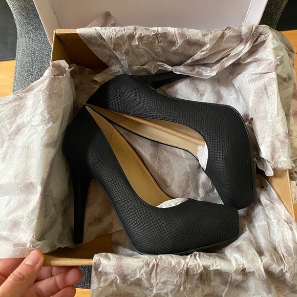 JESSICA SIMPSON Leather Heel Platform Pumps - Picture 3 of 9